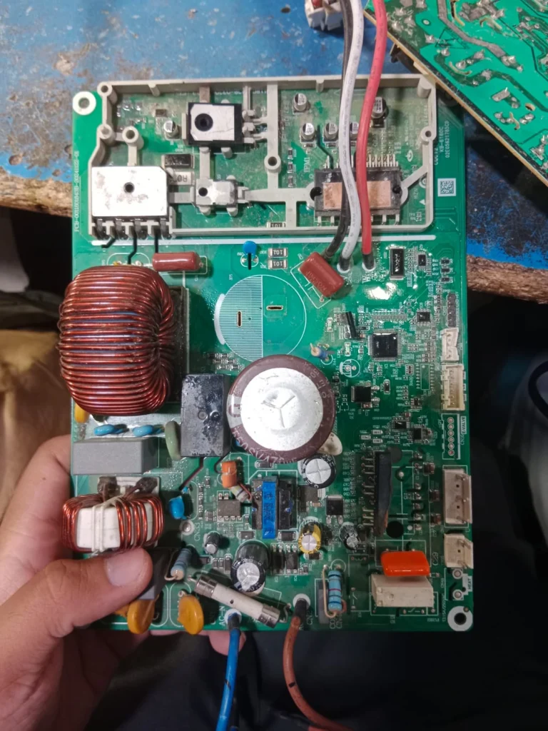 إصلاح لوحات المكيفات (PCB) في شمال الرياض: لا داعي لتغيير المكيف بالكامل!